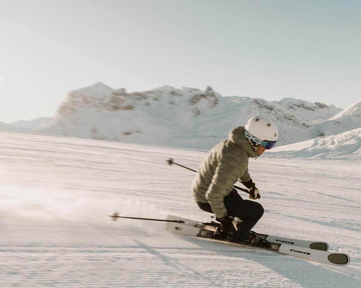 Skifahrer vor verschneiten Bergen nahe Hotel Post Lech