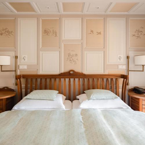 Hotel Post Lech: Elegant room with desk, chair and television