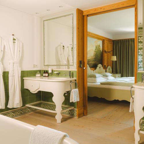 Hotel Post Lech: Traditional room with an ornate four-poster bed
