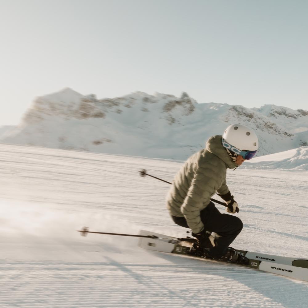 Skifahrer vor verschneiten Bergen nahe Hotel Post Lech