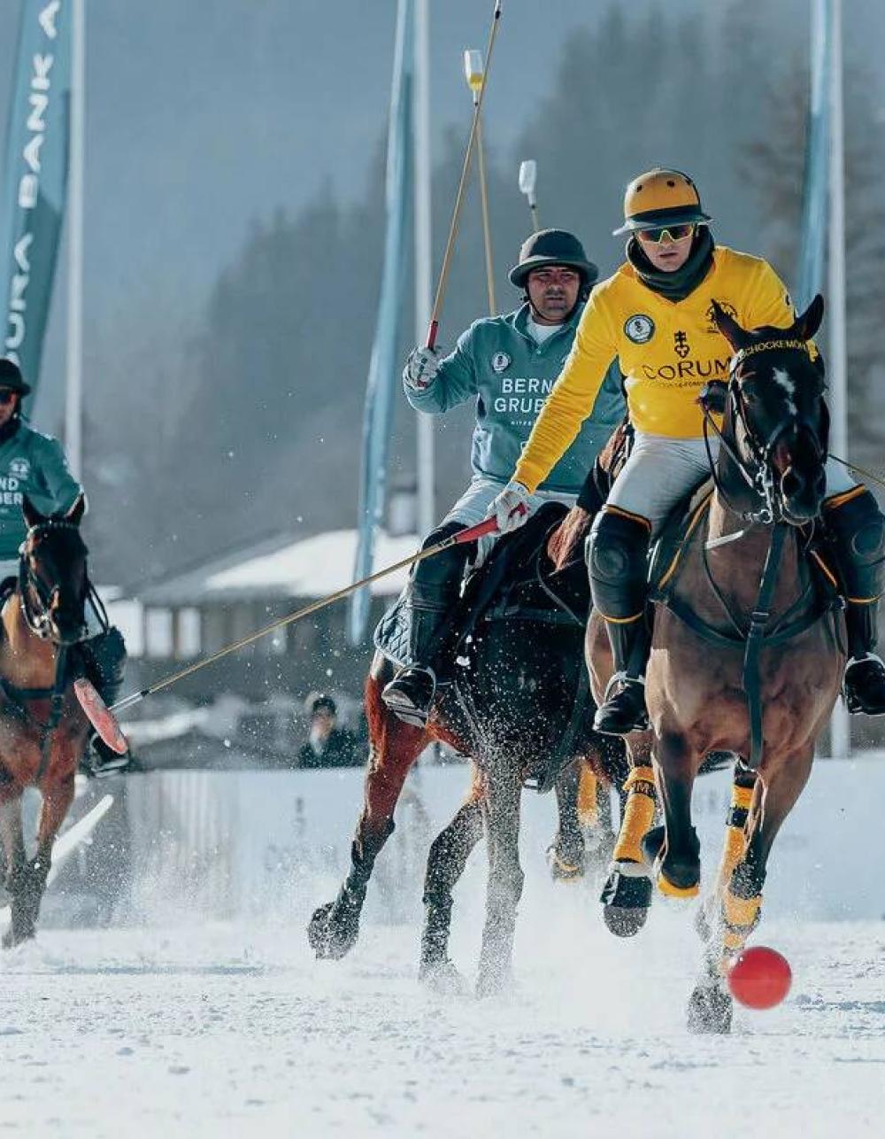 Giocatori di snow polo su un campo innevato – Schlosshotel Kitzbühel