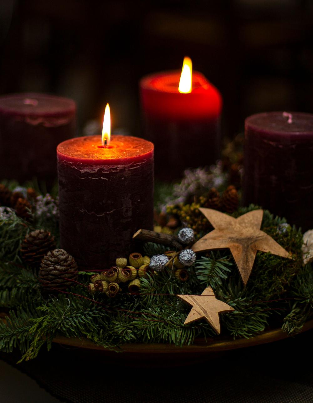 Adventskranz mit Kerzen, Tannengrün und Sternen im Schlosshotel Kitzbühel