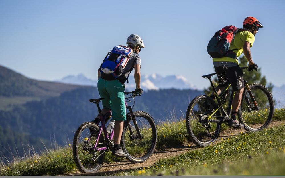 Zwei Mountainbiker auf Pfad in den Bergen bei Hotel Weiher