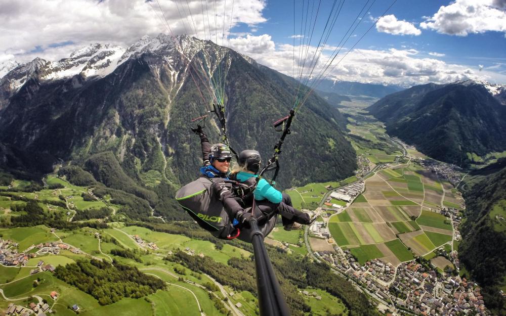 Paragliding über den Alpen mit Blick auf Hotel Weiher und das Tal