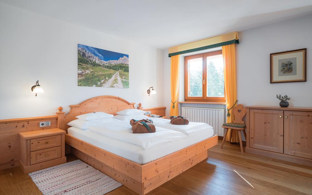 Gemütliches Gästezimmer mit Holzmöbeln im Hotel Weiher