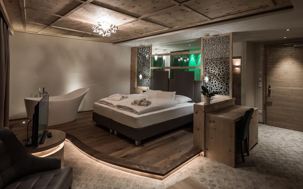Modern eingerichtetes Zimmer im Hotel Weiher mit eleganter Beleuchtung
