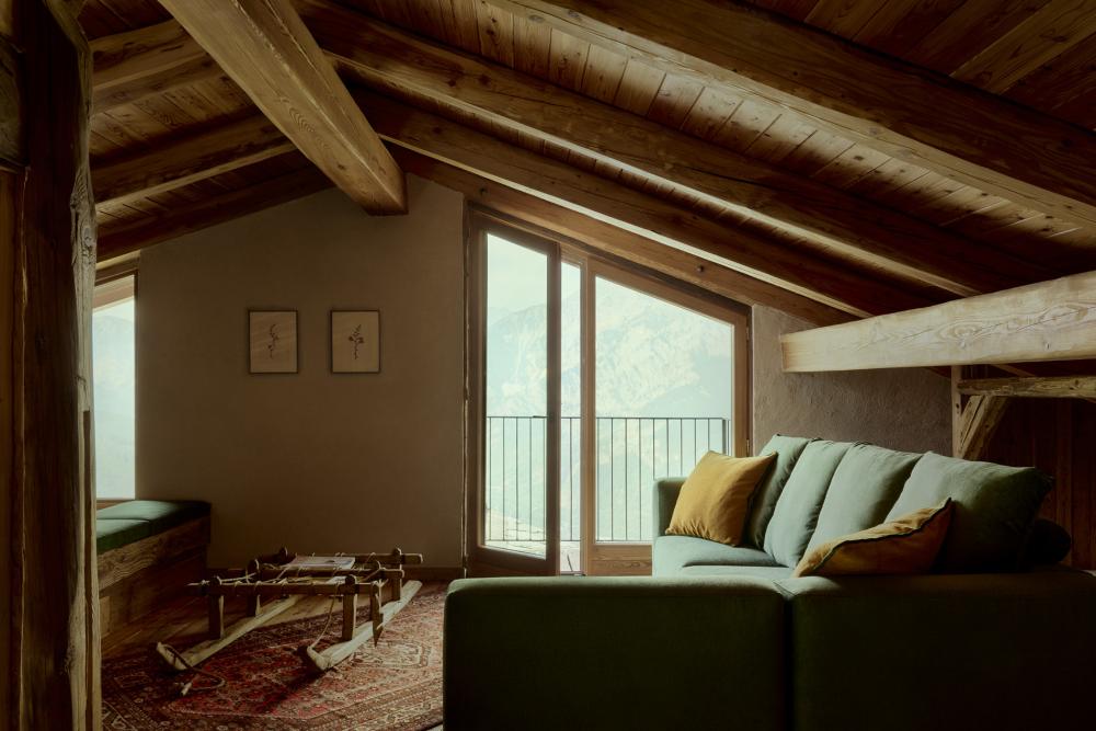 Baita Horres con soggiorno accogliente, travi in legno e vista sulle montagne