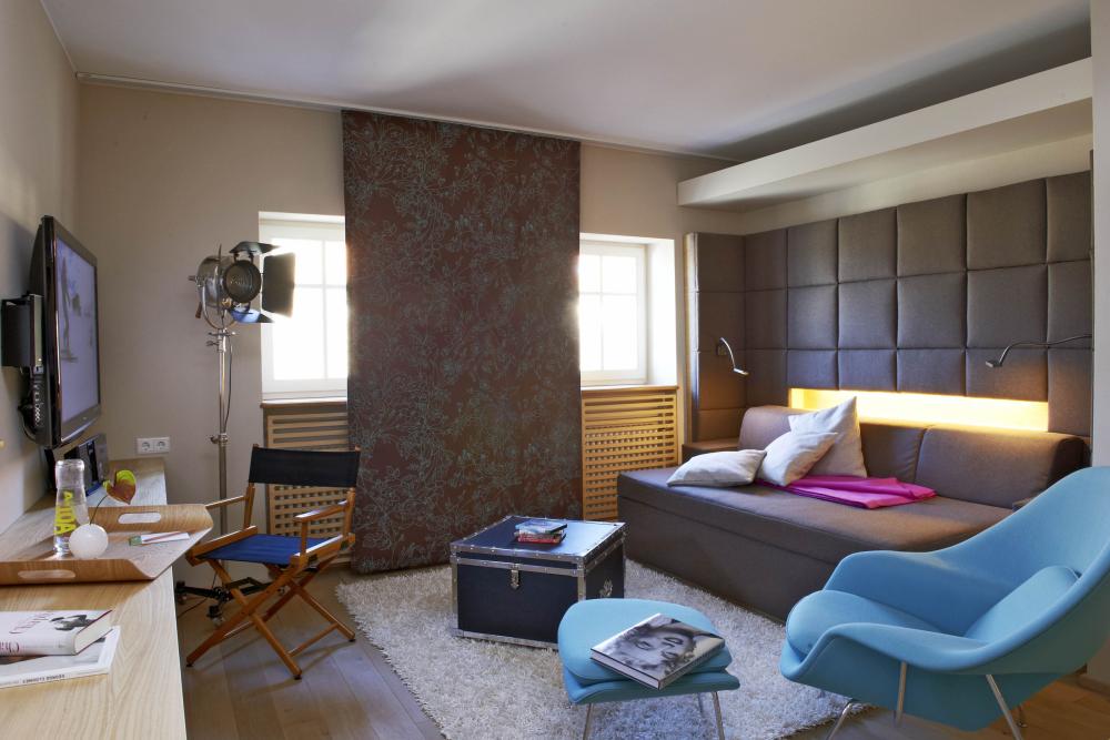 Modernes Wohnzimmer mit Lösch-künstlerischem Flair und gemütlichen Sitzmöbeln