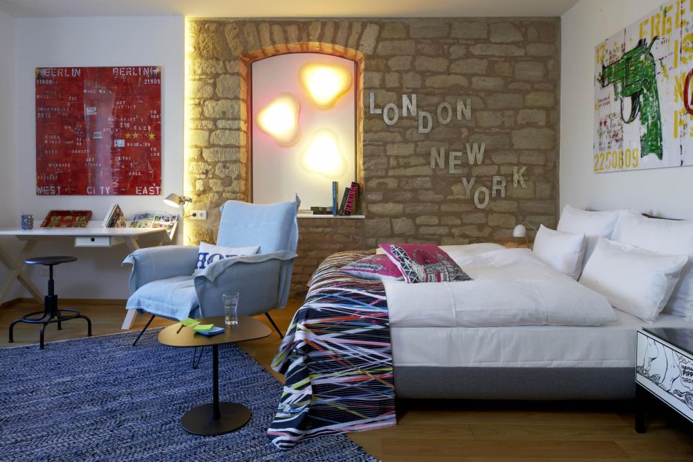 Gemütliches Schlafzimmer mit Lösch-Lampe und dekorativer Stadtwand