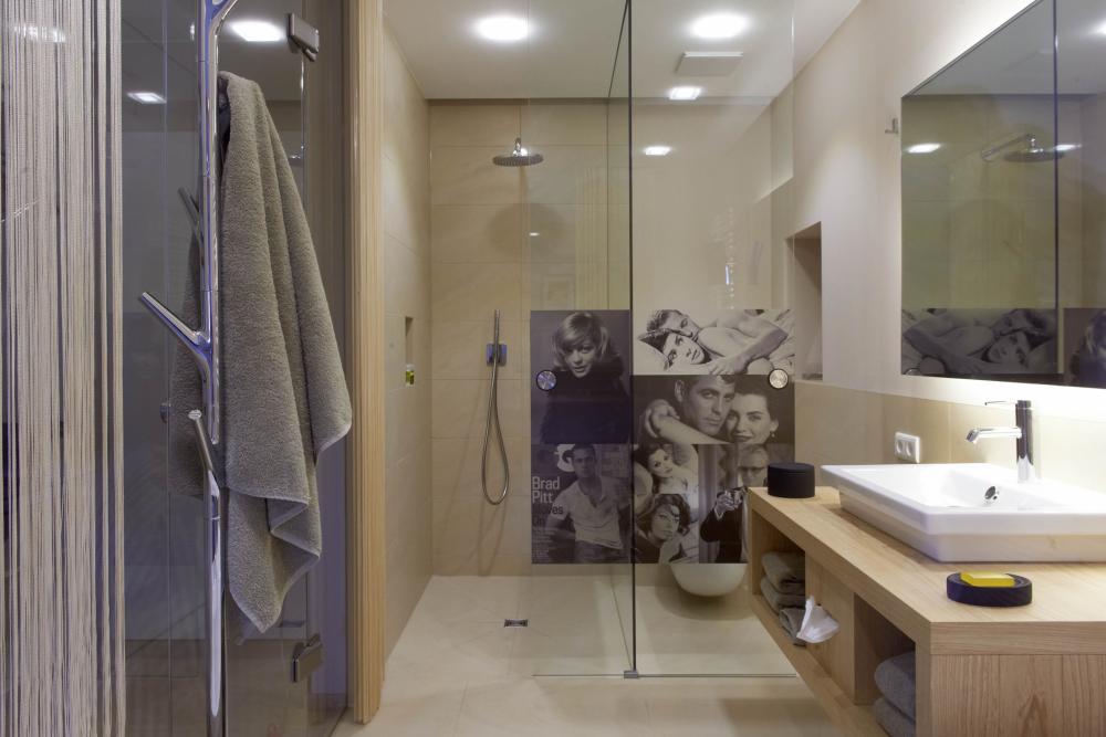 Modernes Badezimmer mit begehbarer Dusche und Löschgrauen Handtüchern