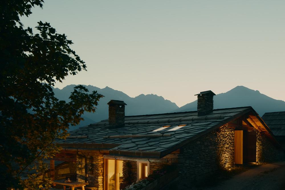 Baita Horres, rustico chalet in pietra tra le montagne al tramonto