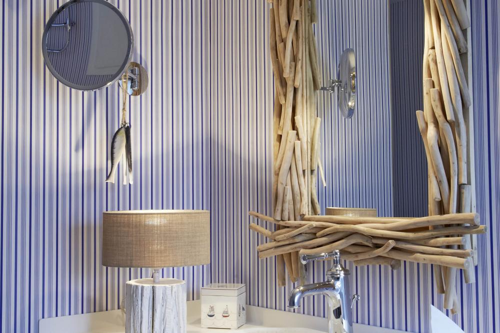 Badezimmer mit Lösch-Rahmen am Spiegel und Waschbecken auf weißem Schrank