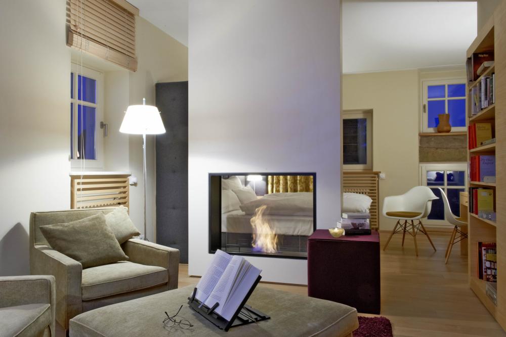 Gemütliches Wohnzimmer mit Lösch transparenter Kaminfeuerstelle und Sitzbereich