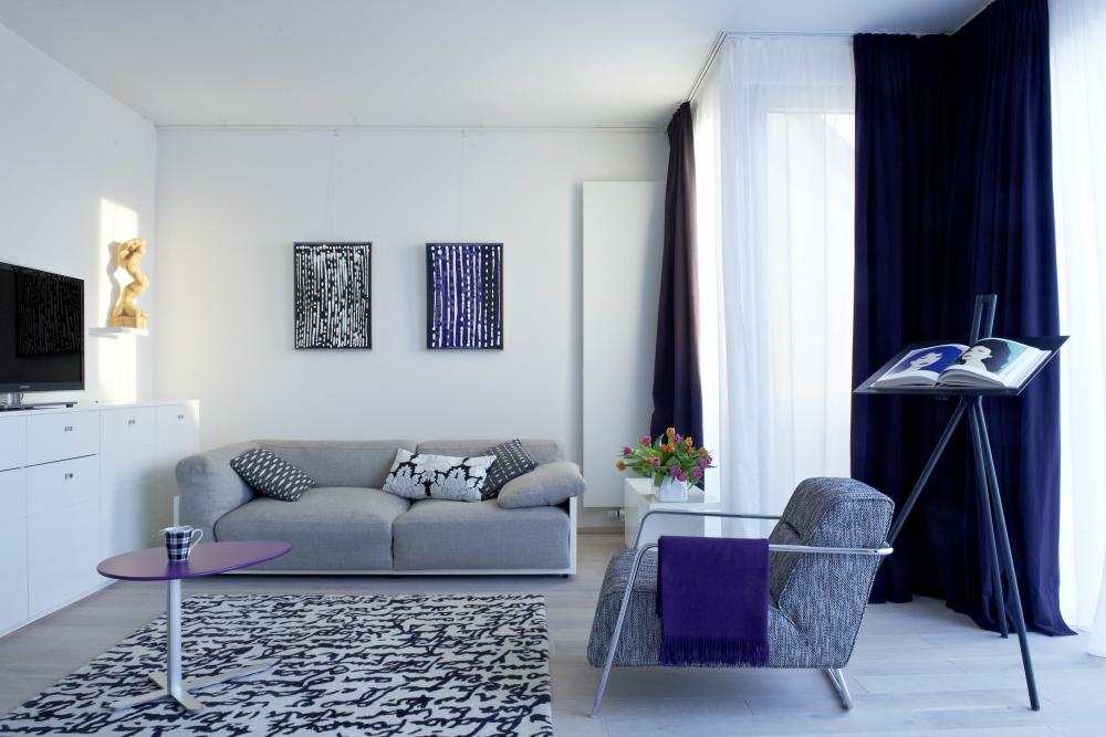 Modernes Wohnzimmer mit Löschkunst und stilvollen Möbeln in Grau und Blau