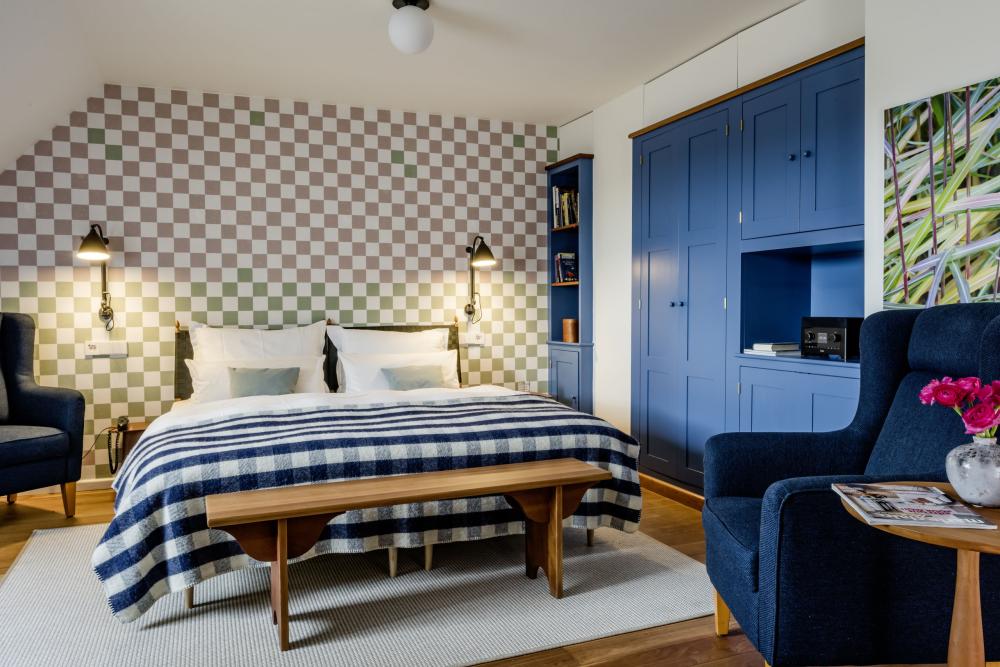Schlafzimmer mit blauem Schrank und kariertem Muster in Kloster Hornbach