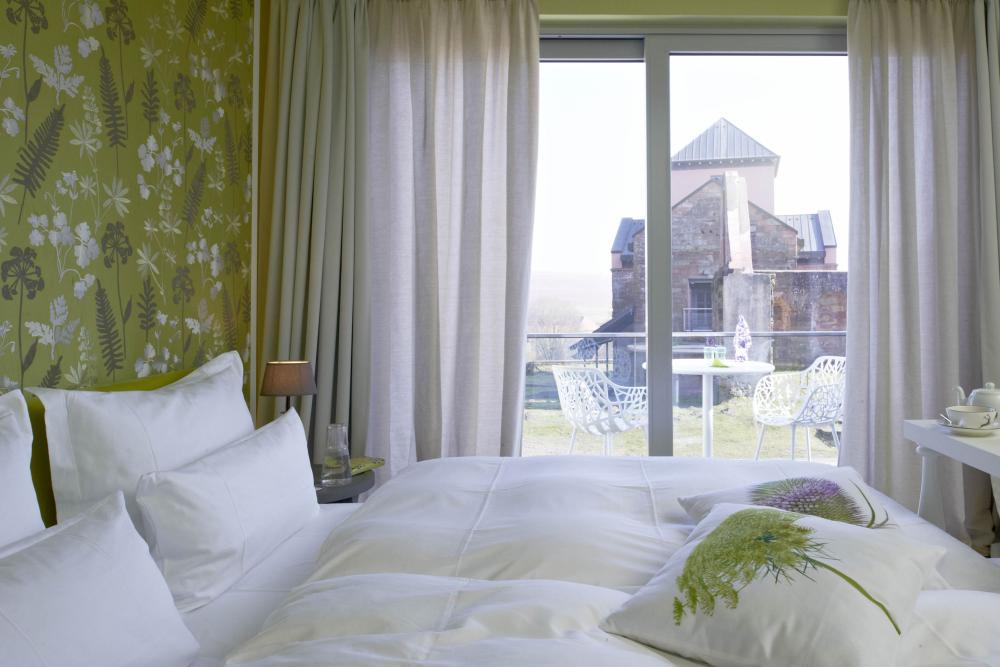 Lösch modernes Schlafzimmer mit Balkon und Blick auf historisches Gebäude