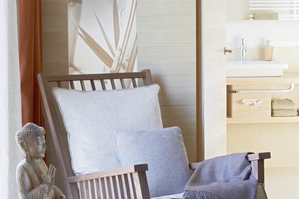 Lösch Hausecke mit gemütlichem Schaukelstuhl und Buddha-Figur