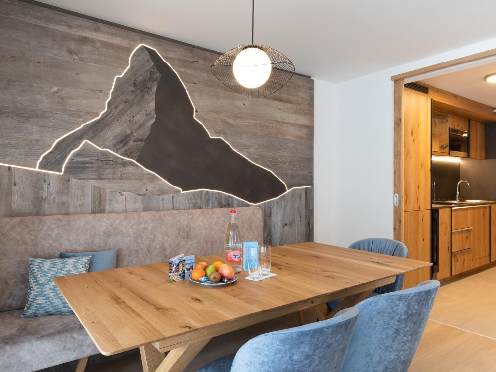 Salle à manger moderne au Resort La Ginabelle Zermatt avec art mural du Cervin