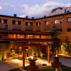 Außenansicht des beleuchteten Hotel MOHR life resort am Abend mit Bergkulisse.