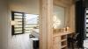 Modernes Zimmer im Hotel Jaufentalerhof mit Holzmöbeln und Bergblick