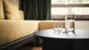 Wasserflasche und Gläser auf Tisch im Hotel Jaufentalerhof Zimmer