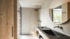 Modernes Badezimmer im Hotel Jaufentalerhof mit Regendusche und großem Spiegel