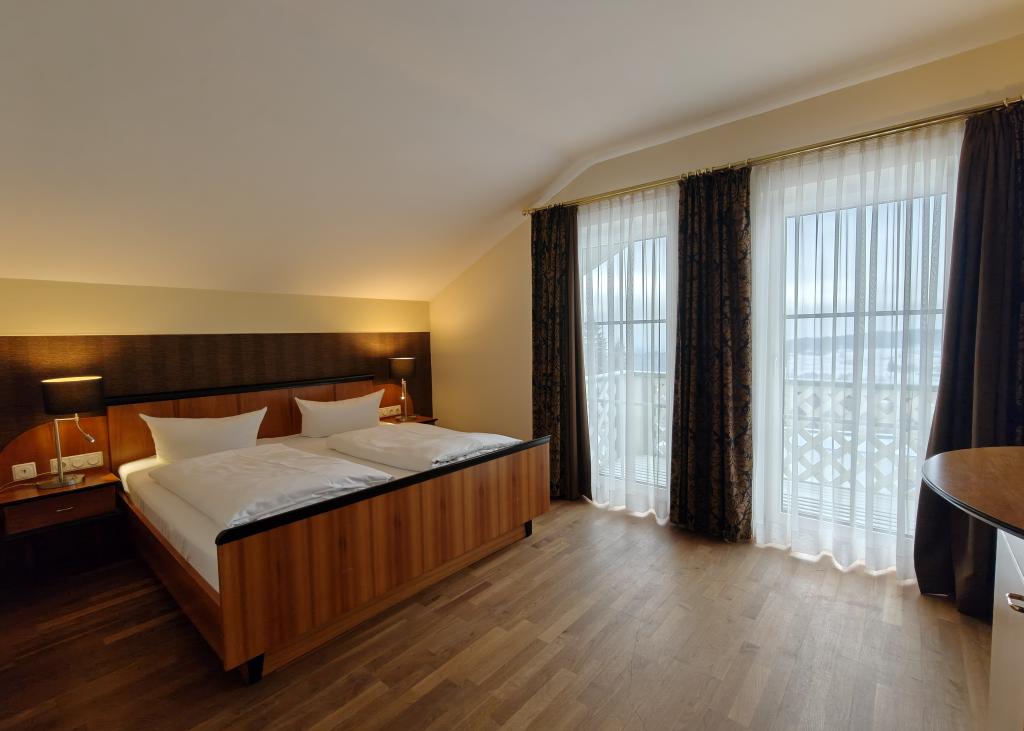 Gemütliches Zimmer im Sport- und Wellnesshotel Angerhof ****S mit Doppelbett und Balkon
