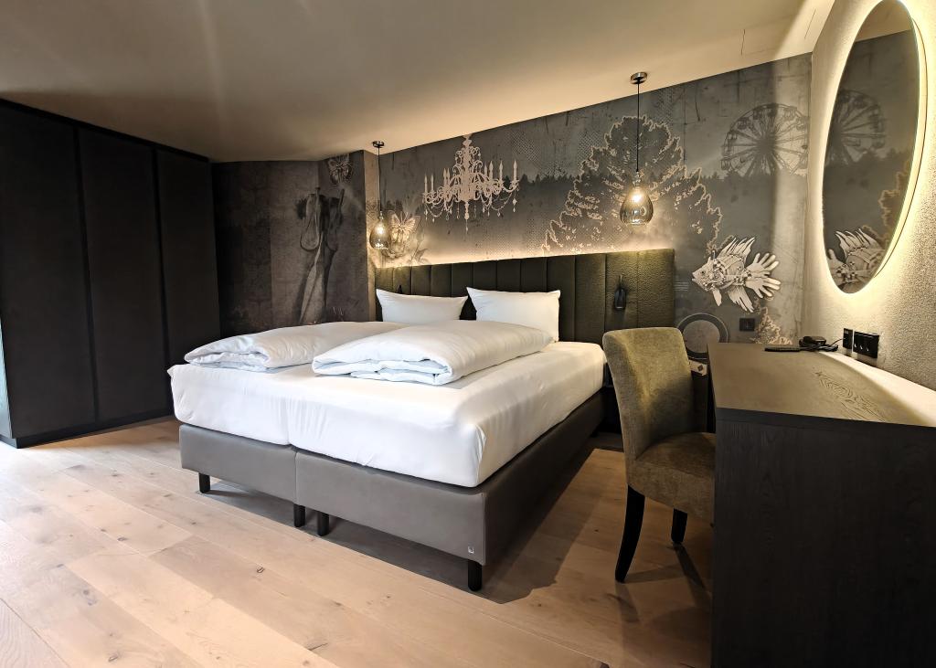 Gemütliches Zimmer im Sport- und Wellnesshotel Angerhof ****S mit stilvoller Einrichtung