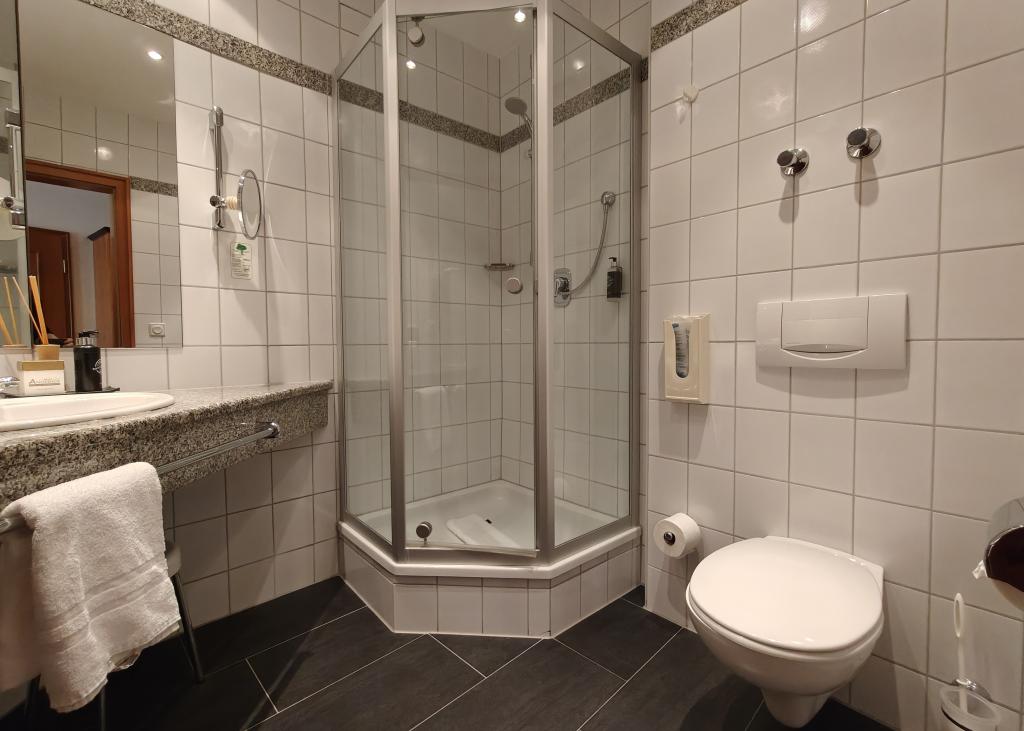 Modernes Badezimmer mit Dusche im Sport- und Wellnesshotel Angerhof ****S.