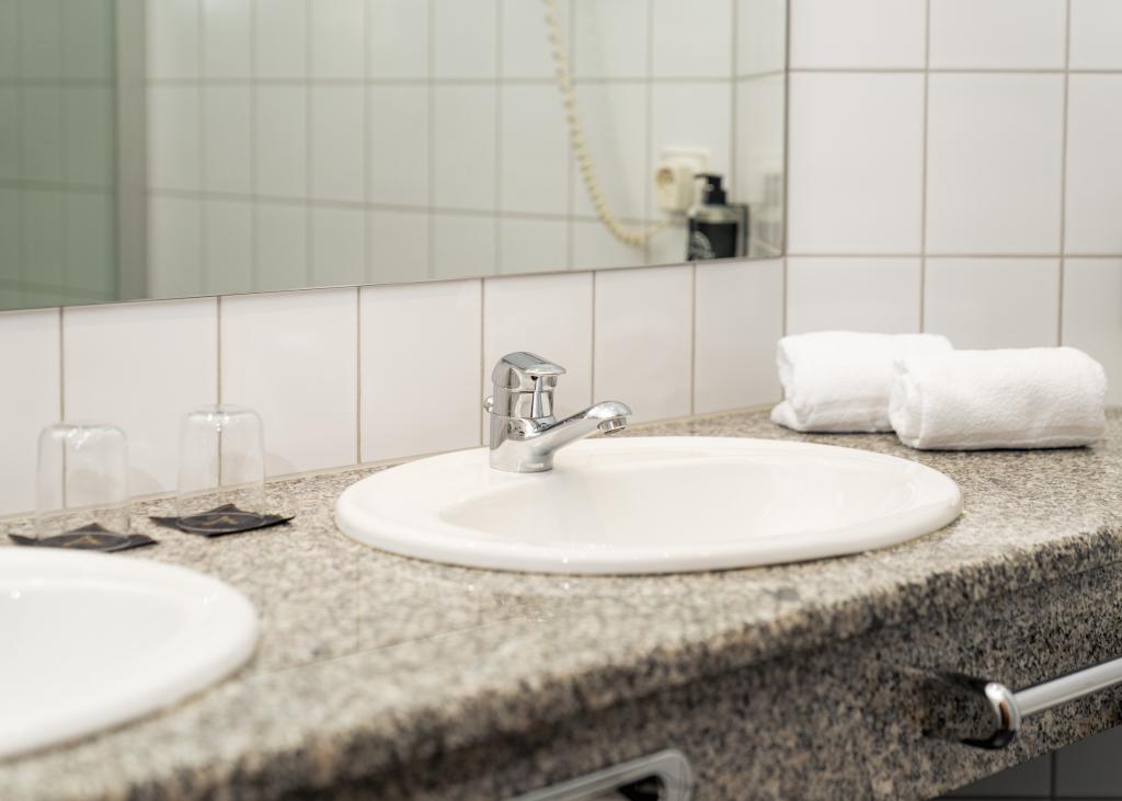 Badezimmer mit Waschbecken im Sport- und Wellnesshotel Angerhof ****S.
