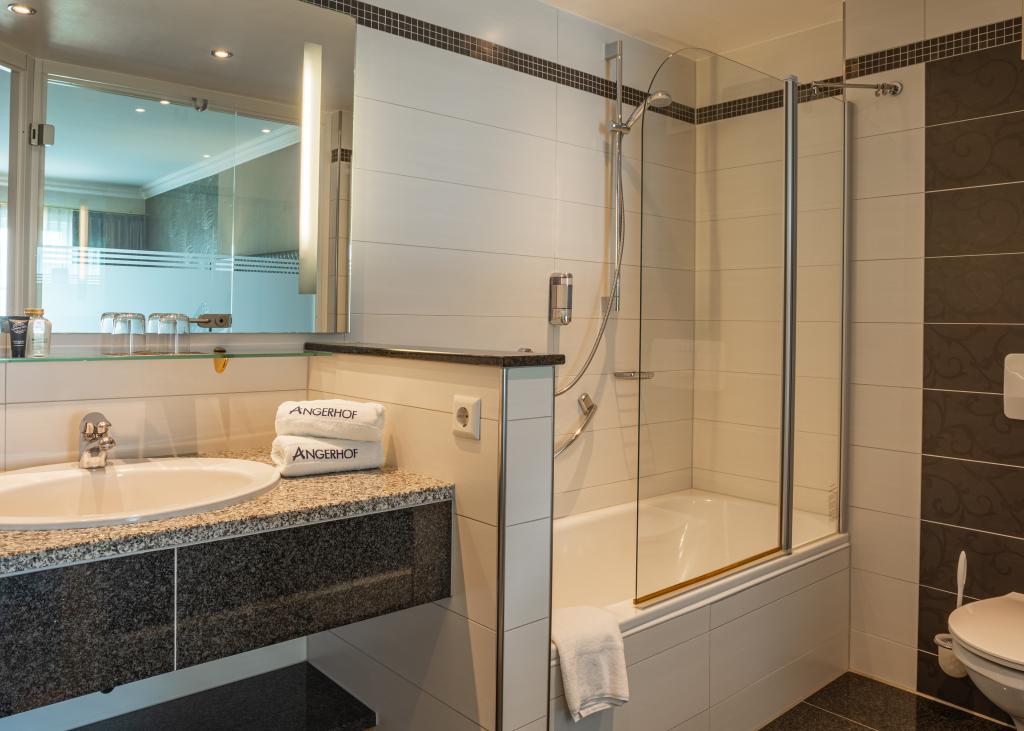 Modernes Badezimmer im Sport- und Wellnesshotel Angerhof ****S mit Dusche und Waschbecken