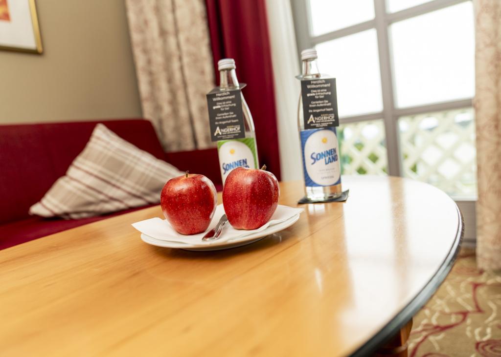 Frisches Obst und Mineralwasser im Sport- und Wellnesshotel Angerhof ****S Zimmer