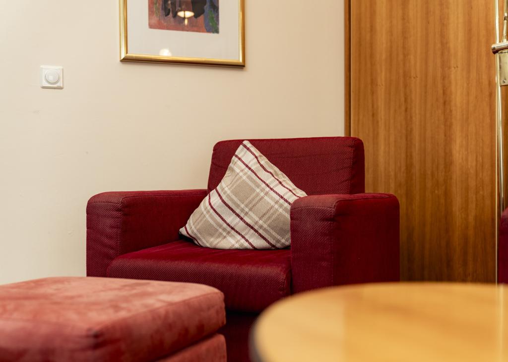 Sessel mit Kissen und Hocker im Sport- und Wellnesshotel Angerhof ****S