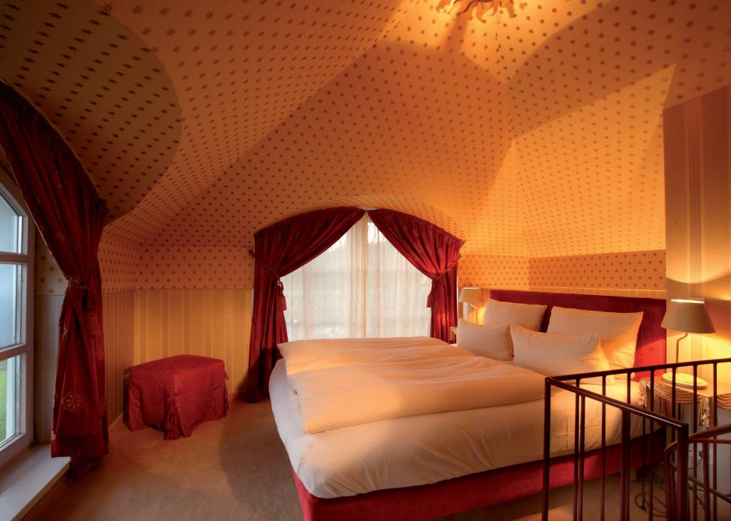 Gemütliches Zimmer im Sport- und Wellnesshotel Angerhof ****S mit roter Einrichtung