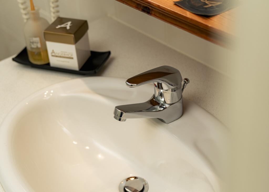 Waschbecken mit Zubehör im Sport- und Wellnesshotel Angerhof ****S