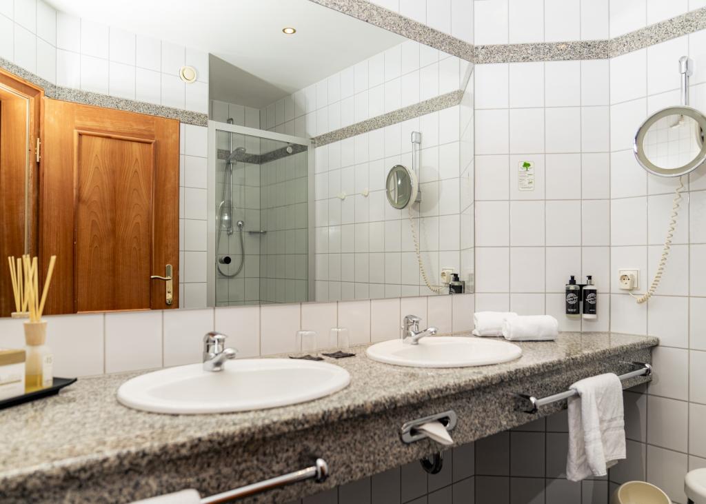Modernes Badezimmer im Sport- und Wellnesshotel Angerhof ****S mit Doppelwaschbecken