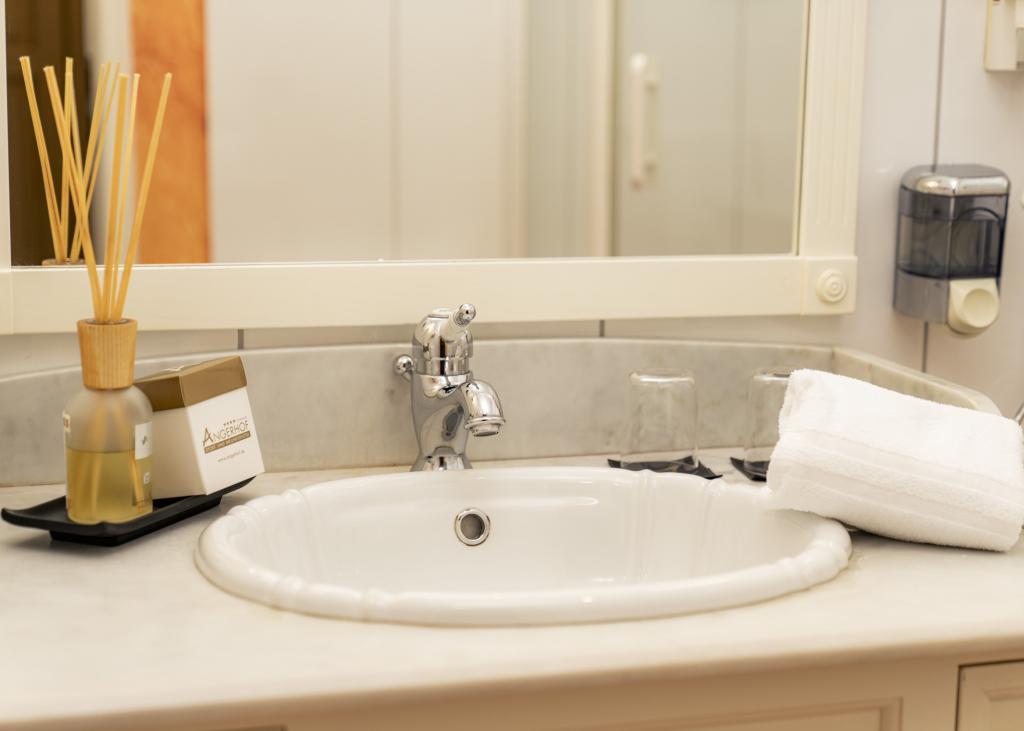 Waschbecken im Sport- und Wellnesshotel Angerhof ****S Bad mit Handtuch und Duftstäbchen
