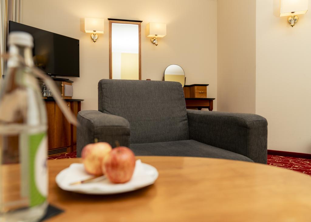 Gemütlicher Sessel im Zimmer des Sport- und Wellnesshotels Angerhof ****S.