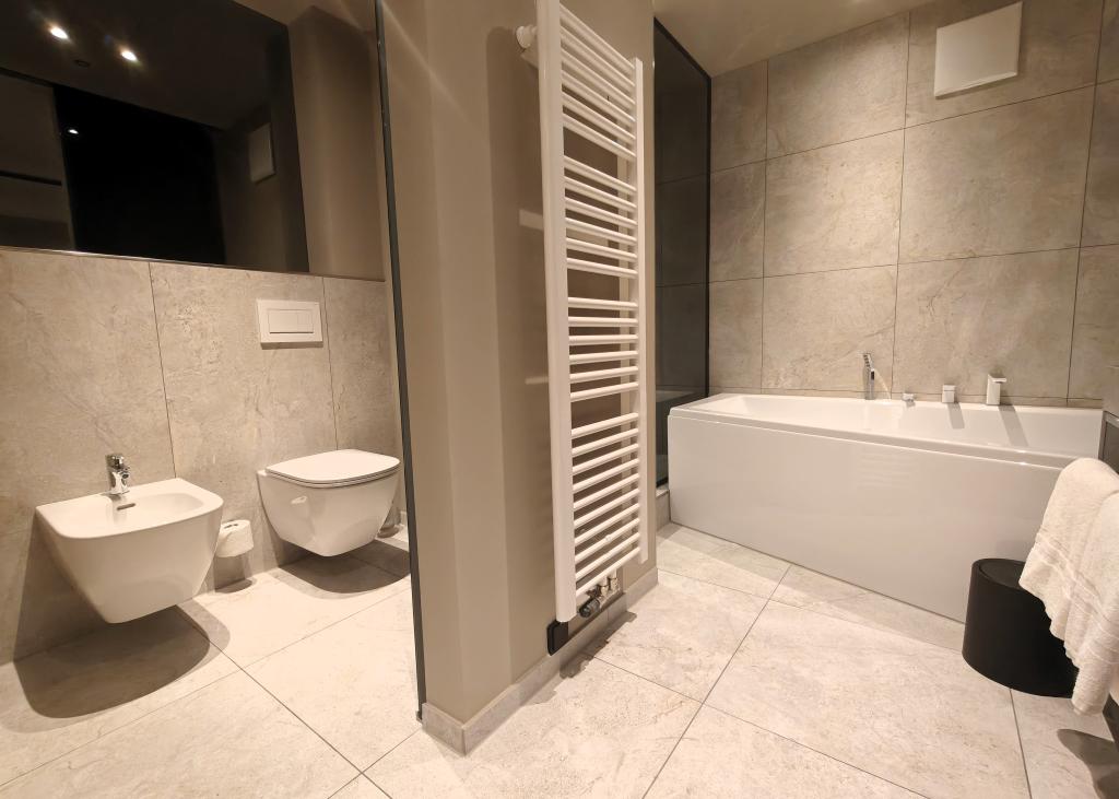 Modernes Badezimmer im Sport- und Wellnesshotel Angerhof ****S mit Badewanne und WC