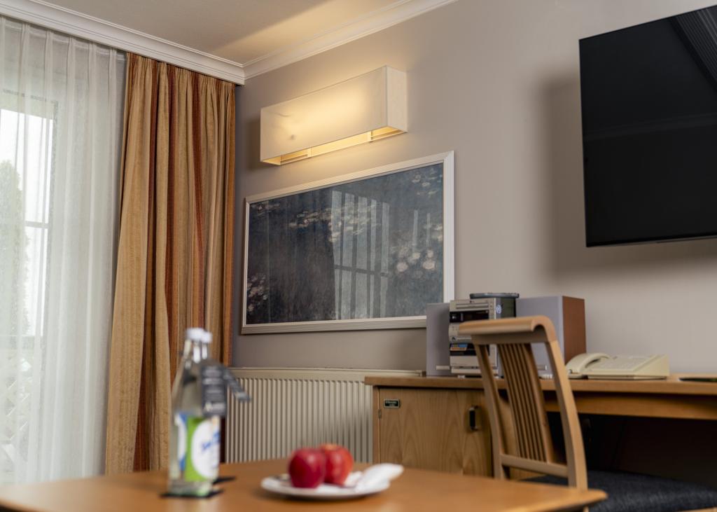 Zimmerdetail mit TV und Tisch im Sport- und Wellnesshotel Angerhof ****S