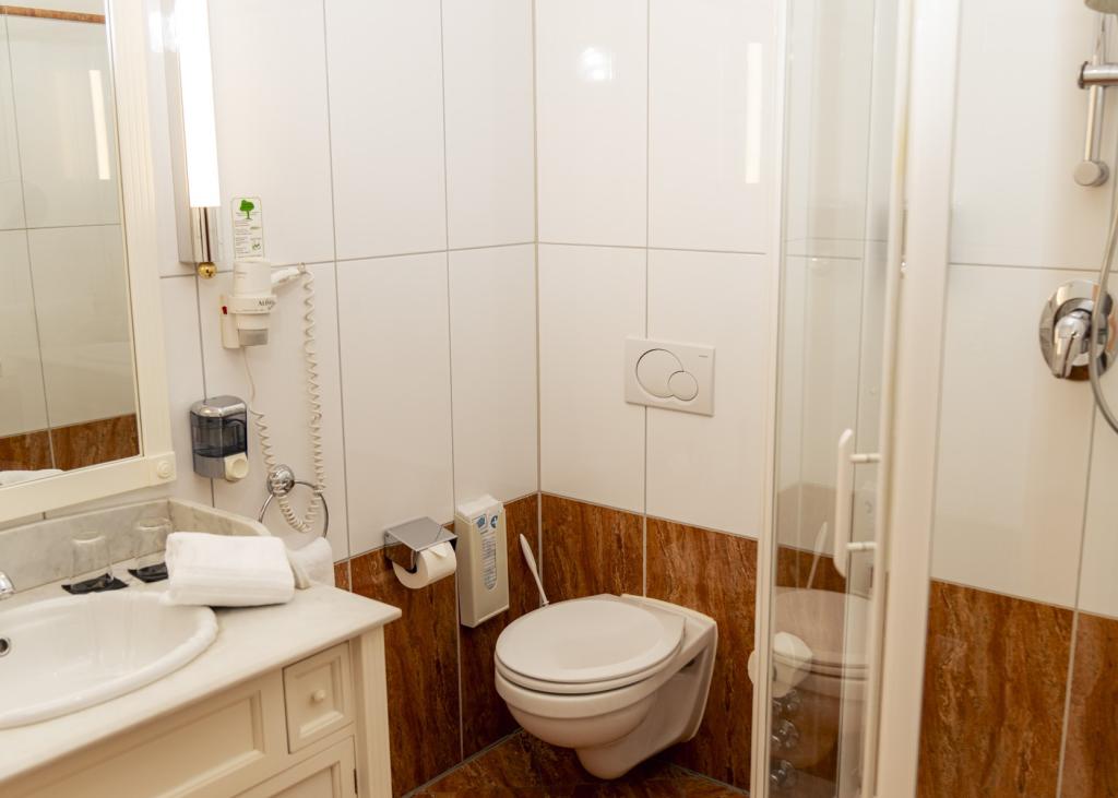 Helles Badezimmer mit Dusche im Sport- und Wellnesshotel Angerhof ****S.