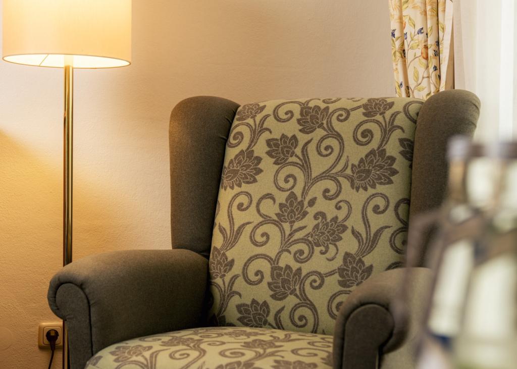 Gemütlicher Sessel mit Lampe im Sport- und Wellnesshotel Angerhof ****S
