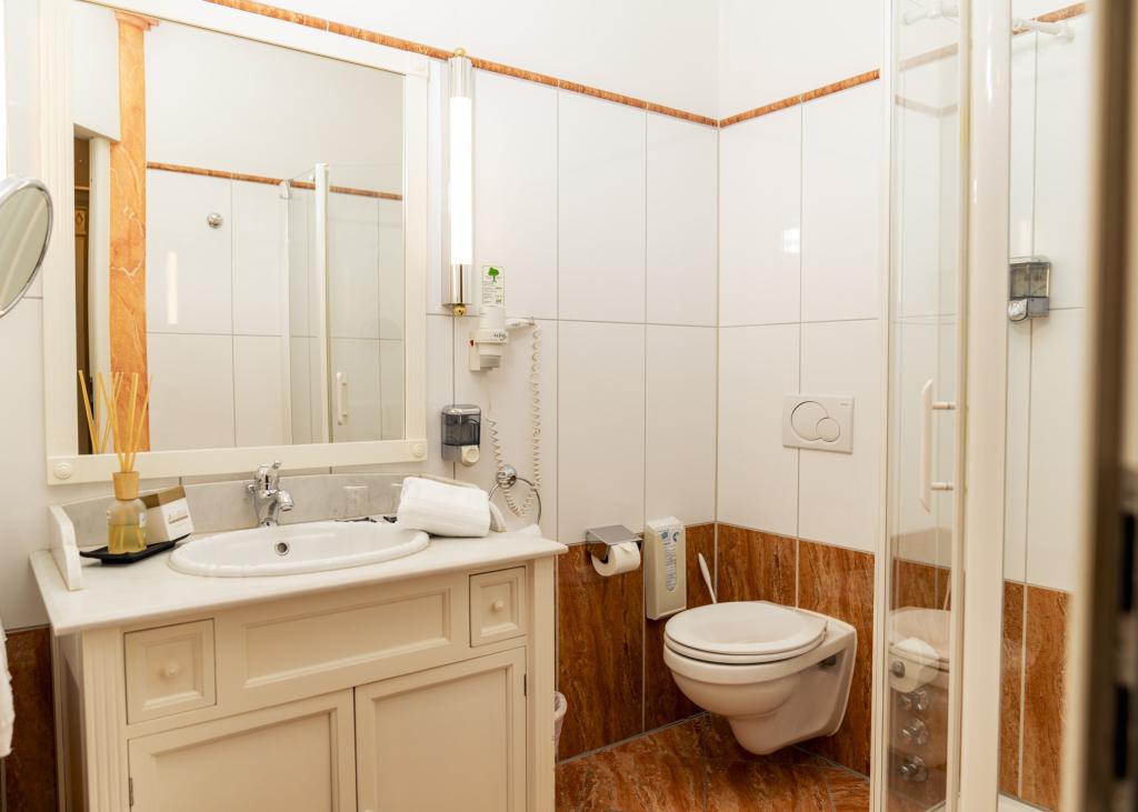 Modernes Badezimmer im Sport- und Wellnesshotel Angerhof ****S mit Dusche und WC