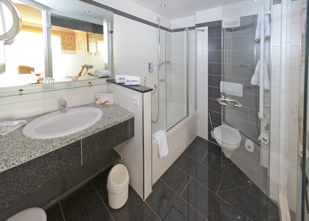 Modernes Badezimmer im Sport- und Wellnesshotel Angerhof ****S mit Dusche und Waschbecken
