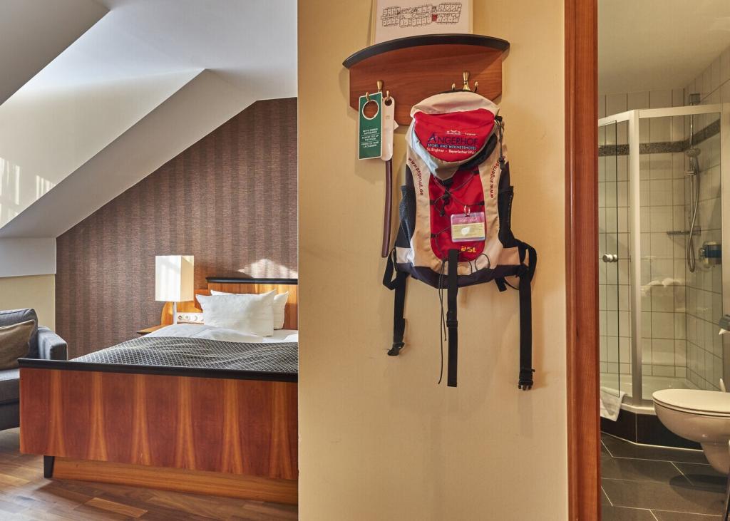 Zimmer mit Blick auf Bad und Schlafbereich im Sport- und Wellnesshotel Angerhof ****S