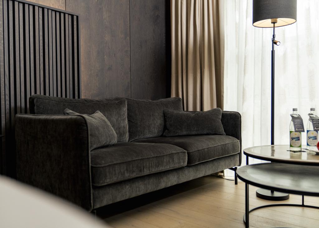 Moderne Sitzecke im Sport- und Wellnesshotel Angerhof ****S mit Sofa und Stehlampe