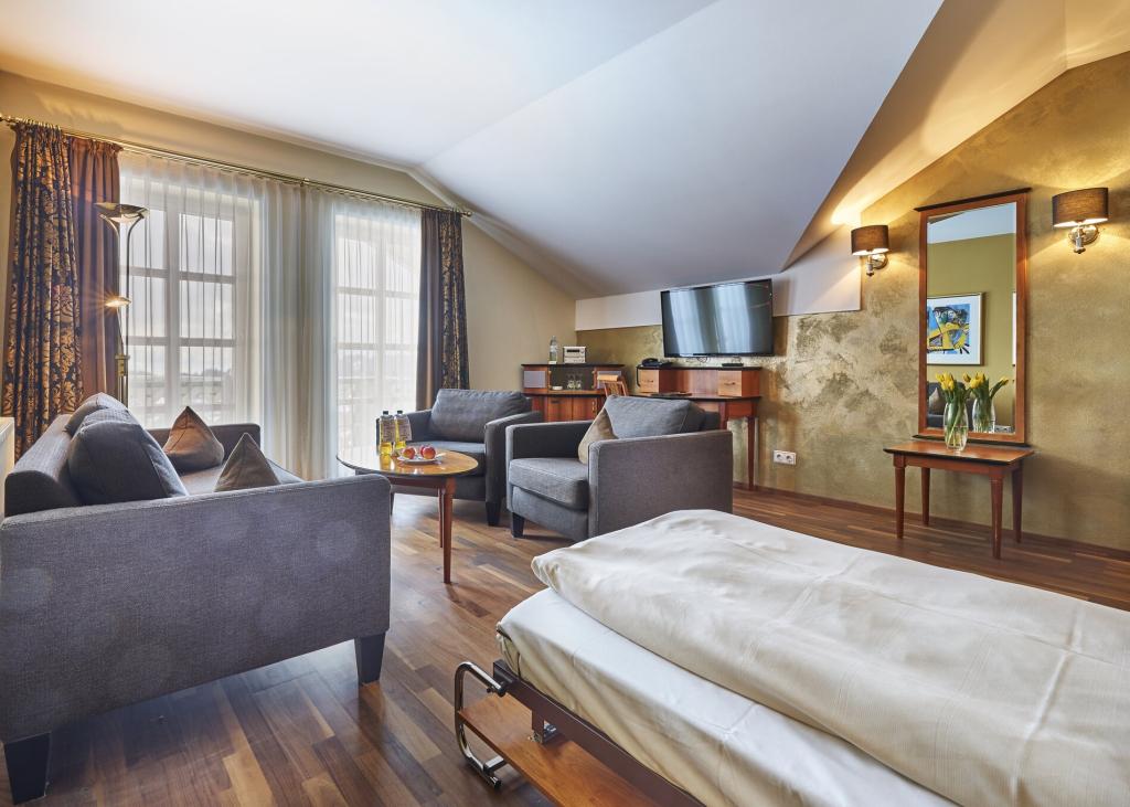 Gemütlicher Wohnbereich im Sport- und Wellnesshotel Angerhof ****S mit modernen Möbeln