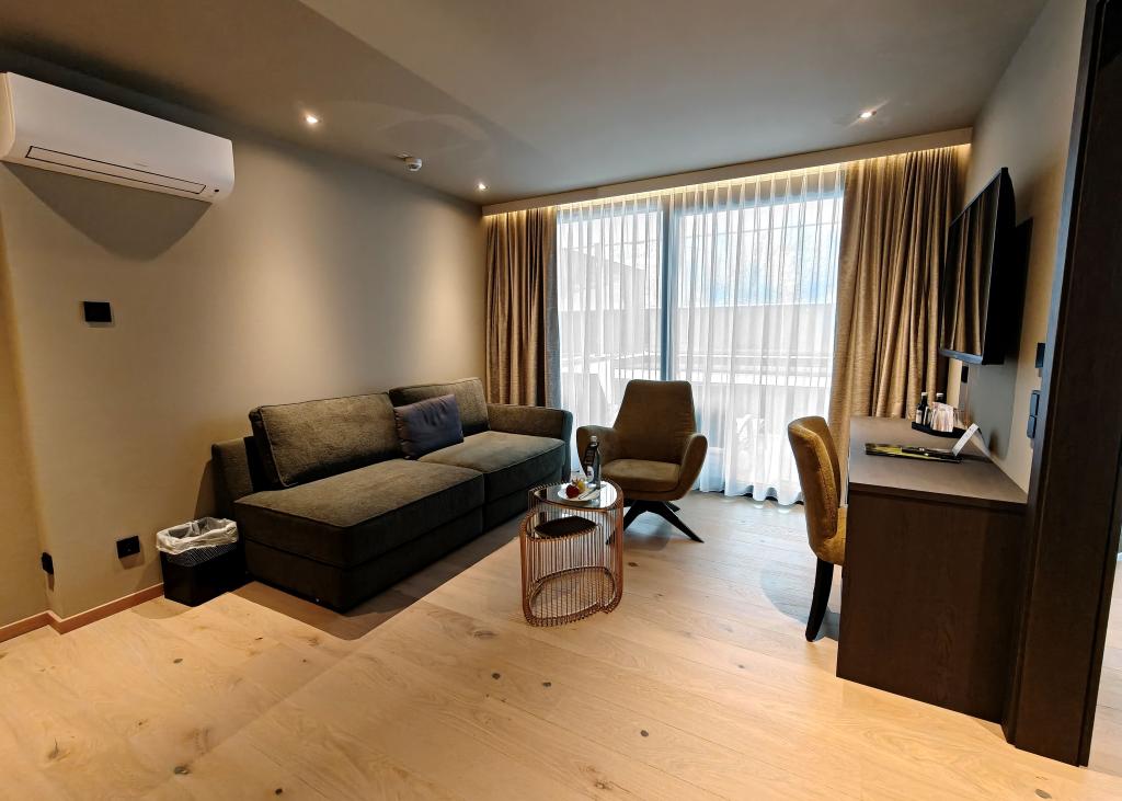 Wohnbereich im Sport- und Wellnesshotel Angerhof ****S mit Sofa und Balkon