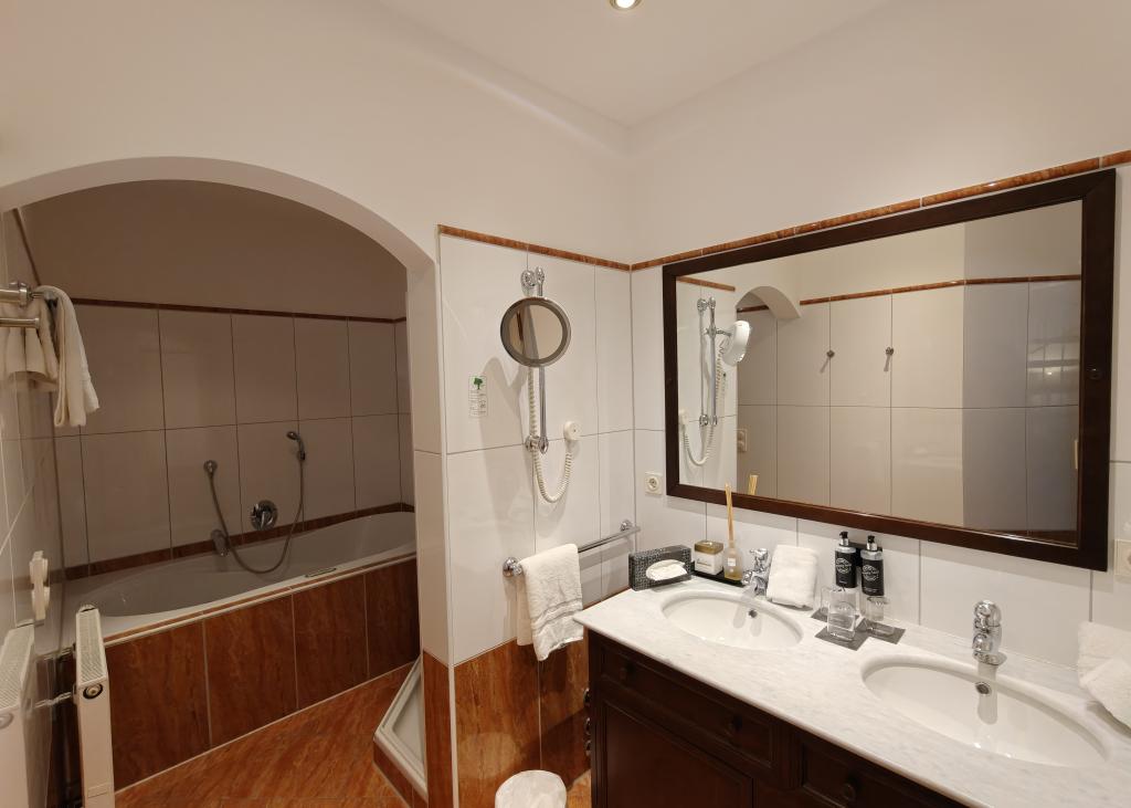 Badezimmer im Sport- und Wellnesshotel Angerhof ****S mit Badewanne und Doppelwaschbecken