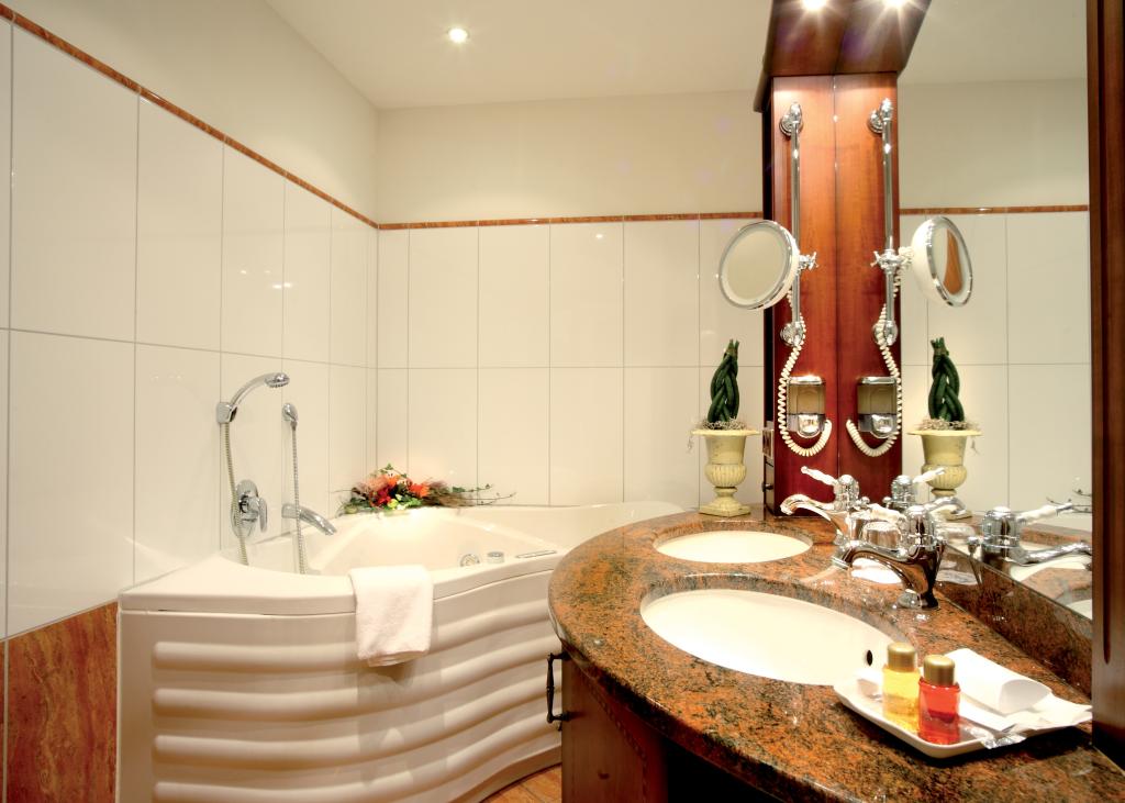 Badezimmer im Sport- und Wellnesshotel Angerhof ****S mit Badewanne und Doppelwaschbecken